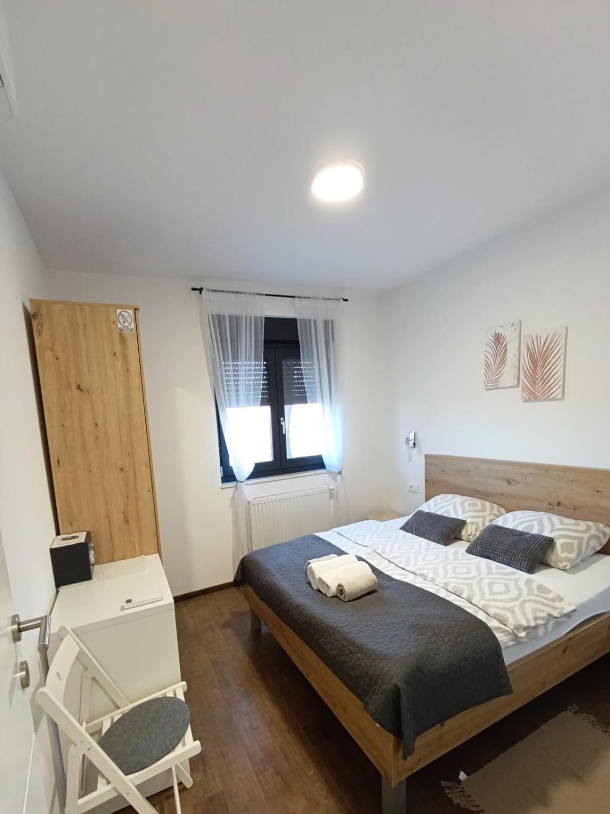 Kraljeva Hiza - Apartmani I Sobe Kralj Свети-Мартин-на-Мору Номер фото